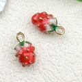 Zwei Mini-Erdbeeren Anhänger mit roter Emaille und Goldpunkten für DIY Schmuckherstellung - 1 Stück 3D-Erdbeere 8x14mm
