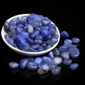 Polierte blaue Achat-Kristallsteine in weißer Keramikschale auf schwarzem Hintergrund - Blauer Achat / 7-9mm 100g