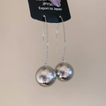 Détail de la boucle d'oreille boule en argent 925 avec une texture métallique unique - Crochets de boucles d'oreilles / Argenté