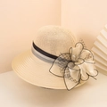 Dettaglio cappello di paglia con grande fiocco in rete e trama intrecciata traspirante - Taglia unica / Beige