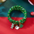 Dreilagiges grünes Perlenarmband mit Weihnachtsbaum- und Schneemann-Anhängern - 3er-Set Grüne Perlen Zuckerstange Schneemann Baum