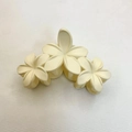 Pinza para el pelo mate crema con tres flores de frangipani para peinados elegantes - Acabado Mate Beige Diseño De Frangipani Mate De Una Sola Pieza [aprox. 11 Cm]