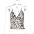 Detail eines Neckholder-Tops mit Leopardenmuster, V-Ausschnitt und Bindebändern - S / Leopardenmuster