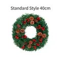 Corona de Navidad estándar de 40cm con piñas y bayas rojas sobre agujas de pino verdes - Estilo Sencillo / 40CM
