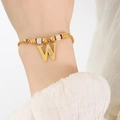 Elegante 18K vergulde titanium armband met letter W en fonkelende diamantaccenten - Gouden Armband - Letter W