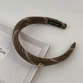 Dettaglio del cerchietto a righe marrone scuro con cuore dorato ed etichetta Hand Made - Cerchietto a Righe Caffè