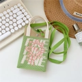 Détail du sac à téléphone en tricot vert avec motif floral, sangle et bouton - Motif Tournesol Vert