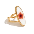 Gold-plated hammered ring featuring a clear oval resin stone with a red dried flower - Vintage Oval White Base Red Flower / Gold