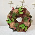 Vintage kerstkrans met dennenappels en rode bessen op een witte sneeuwachtergrond - Sijin Klein / Buitendiameter ca. 26cm / Bruingroen/Rood