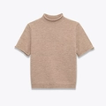 Elegante suéter de punto beige de manga corta con cuello alto y detalles de bordes enrollados - S / Caqui