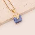 Goldene Halskette mit blauem Kristall-Handtaschenanhänger und Halbmond-Detail - Königsblau