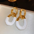 Orecchini ovali in ecopelle plissettata e metallo dorato con design a catena elegante - Oro