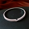 Gros plan du fermoir de bracelet plaqué 18K avec sertissage pavé et pierres blanches - Argent