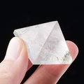 Natuurlijke witte kristalpiramide met ijsbarsten en interne textuur in de hand - 2cm