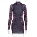 Dettaglio dell'abito corto leopardato rosa con vestibilità aderente e maniche lunghe - S / Patchwork Leopardato Viola