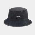 Dettaglio del ricamo bianco della montagna su cappello alla pescatore in denim nero - M (56-58cm) / Nero