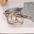 Dettaglio orologio donna oro rosa con piccolo quadrante bianco e cinturino con strass - Argento