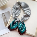 Foulard en soie avec rayures noires et motifs géométriques verts noué avec élégance - Rayures Géométriques Vert Lac