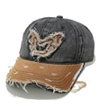 Dettaglio del cappello da baseball in denim invecchiato con patch a cuore e frange - M(56-60cm) / Grigio Nero e Marrone