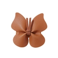 Gros plan sur la barrette papillon en cuir marron montrant la texture détaillée - Marron
