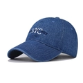 Gorra de béisbol clásica en denim lavado con bordado blanco de NYC y New York City - Azul Denim Oscuro