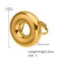 Detail van de 18k vergulde holle ring met een gewicht van 8,8g en afmetingen maat 7 - US 7 / Goud