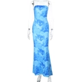 Detail von schulterfreiem Bodycon-Maxikleid mit blauem Rosenprint und seidigem Stoffgewebe - S / Blau