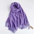 Morbida sciarpa viola in finto cashmere con nappe ripiegata su fondo bianco - Lilla