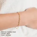 Detalle de una pulsera de cadena de clip de acero inoxidable bañada en oro de 14K - Oro de 14K