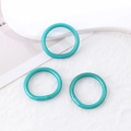 Tre vivaci braccialetti rigidi glitterati color turchese su morbido sfondo di peluche - Set di anelli verniciati in metallo verde lago (50004 (Anello))