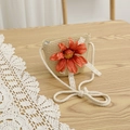 Dettaglio borsa a tracolla in paglia intrecciata a mano con fiore arancione 3D e pizzo bianco - 52cm 3-6 Anni / Borsa di paglia / Beige