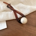 Barrette à cheveux torsadée en résine ambrée ornée d'une grande perle blanche élégante - 63# Pince banane en résine ambre et grosse perle
