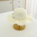 Dettaglio cappello di paglia bimba con fiori di chiffon e bordo ondulato su stand - 54cm (Consigliato 2-10 anni) / crema