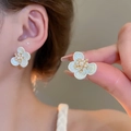 Boucles d'oreilles fleurs blanc crème avec cœur doré et accents de perles - Style Fleur à Quatre Pétales en Perle et Strass Vintage de Luxe (104#) / Blanc