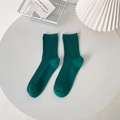 Calcetines de algodón verde oscuro con textura de rayas verticales sobre blanco - Talla única / Esmeralda