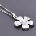 Collar con colgante de flor plateada de cinco pétalos con texturas radiales - Collar / Collar de Plata