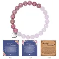 Dettaglio del bracciale in pietra naturale da 8 mm con ciondolo a cuore e biglietti d'auguri - Carta A / Quarzo Rosa + Pietra Venata Legno Rosso