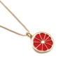 Vergoldete Halskette mit lebhaftem rotem Orangenanhänger aus Emaille an einer feinen Kette - Rote Grapefruit-Scheibe / Rot