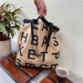 Grande borsa tote in tela kaki con stampa di lettere nere per il pendolarismo ufficio - Spalla e Mano / Cachi