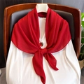 Sciarpa di lino rosso leggero drappeggiata con eleganza su una camicia bianca e sedia - 90x90cm / Rosso scuro