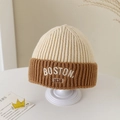Dettaglio del ricamo Boston 1630 sul cappello di maglia a coste spesse per bambini - Cappello Singolo - Beige