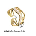 Anello aperto ondulato in acciaio inossidabile dorato con smalto bianco - Anello Aperto a Linee Ondulate Multistrato (S-WLR037)