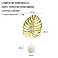 Ornamento a foglia di monstera in ferro dorato su base bianca per interni - monstera deliciosa