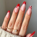 Uñas postizas de almendra navideñas con diseños festivos en rojo y blanco con nieve - Rojo y Blanco de Navidad - Estilo Pegamento (Y-546)