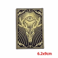 Makro-Detail von Tarot-Schädel-Stickerei mit goldenem Auge der Vorsehung, 6,2x9 cm groß - Alwissendes Auge Hirsch (PE9257CT)
