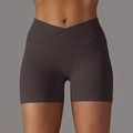 Dettaglio degli shorts da yoga a costine a vita alta con cintura a V incrociata - Taglia S / Pantaloni e gonne / Caffè Scuro
