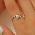 Gros plan sur l'élégante bague vague en argent S925 avec perle et pavé de zircons brillants - Vague en Perle Artificielle Seule Style B (A-1468)