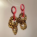 Detailansicht langer Acryl-Ohrhänger mit Leopardenmuster und Vintage-Schildpatt-Textur - Leopard Kaffee / Kaffee Leopard (Stahlstift)