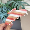 Dettaglio di un fermaglio per capelli in acetato a righe rosa e bianche con finitura lucida - Molletta a Sette Denti / Rigato Fragola Arancio