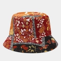 Dettaglio del cappello alla pescatora patchwork floreale con cuciture rinforzate e cotone - Floreale a Blocchi di Colore Rosso Arancione Nero Bianco (Colore #16)